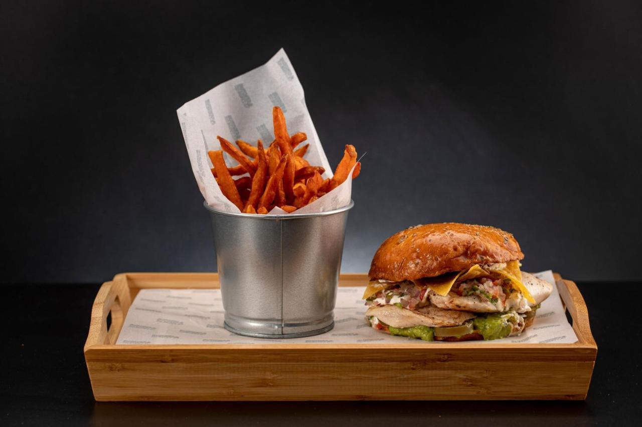 Le Méridien City Centre Bahrain Manama Exterior foto A burger and fries