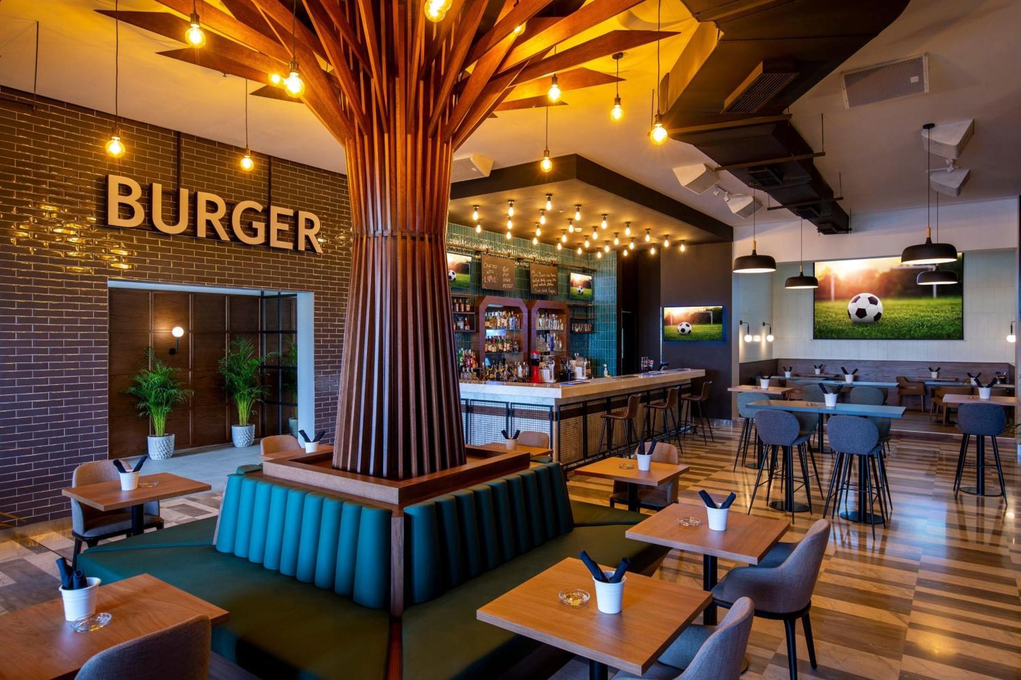 Le Méridien City Centre Bahrain Manama Exterior foto Burger restaurant in the airport