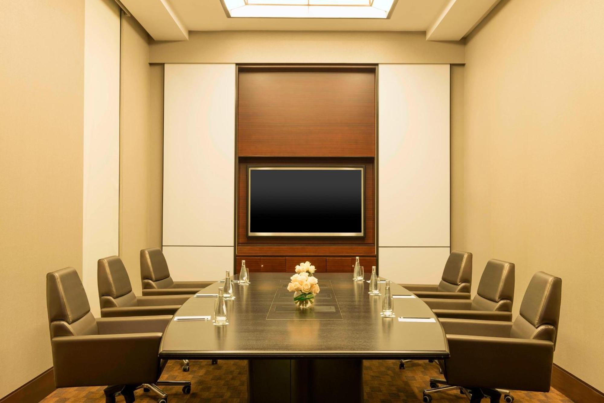 Le Méridien City Centre Bahrain Manama Exterior foto A boardroom at the Four Seasons Hotel, New York City
