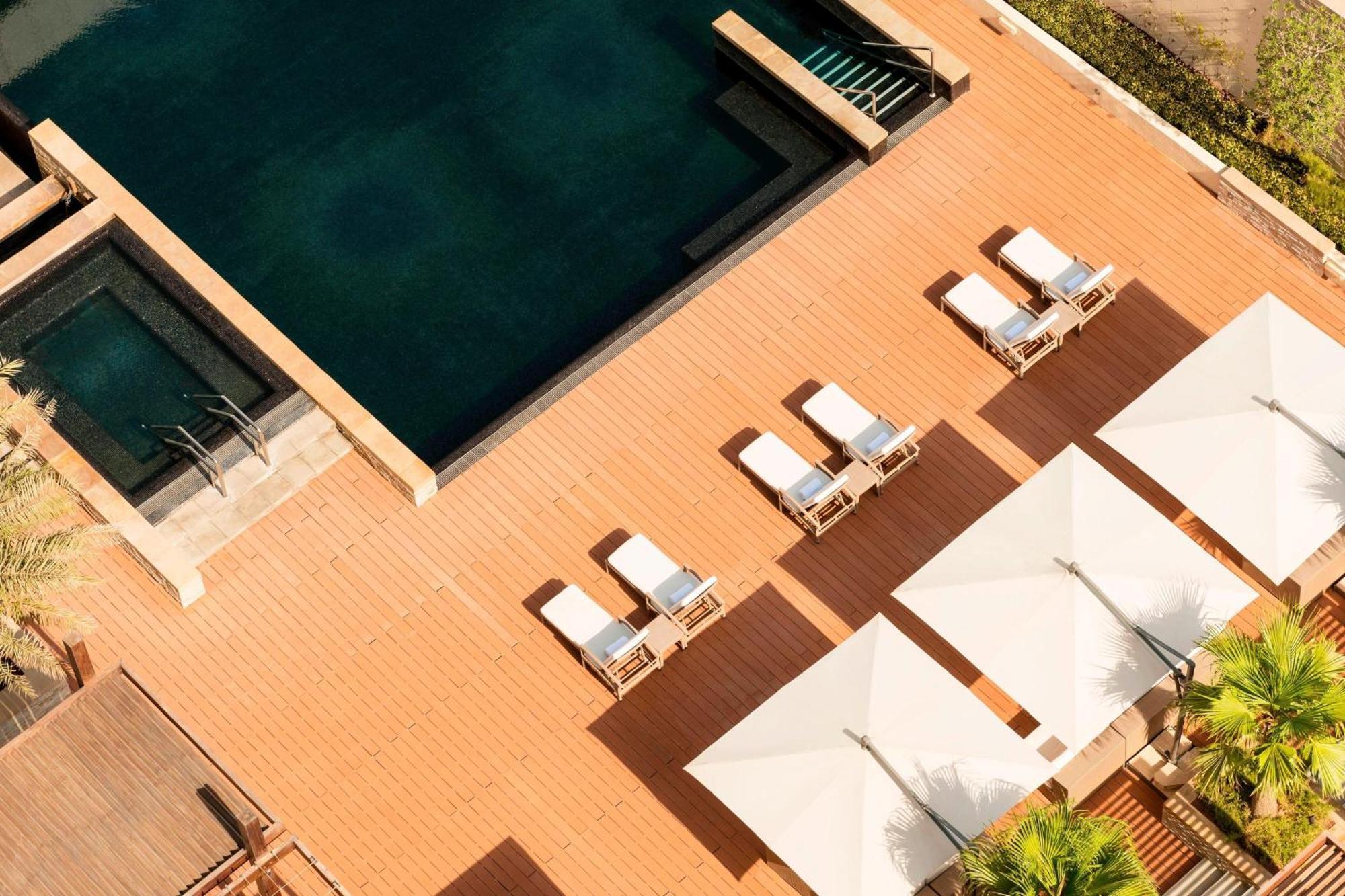 Le Méridien City Centre Bahrain Manama Exterior foto The pool at the hotel